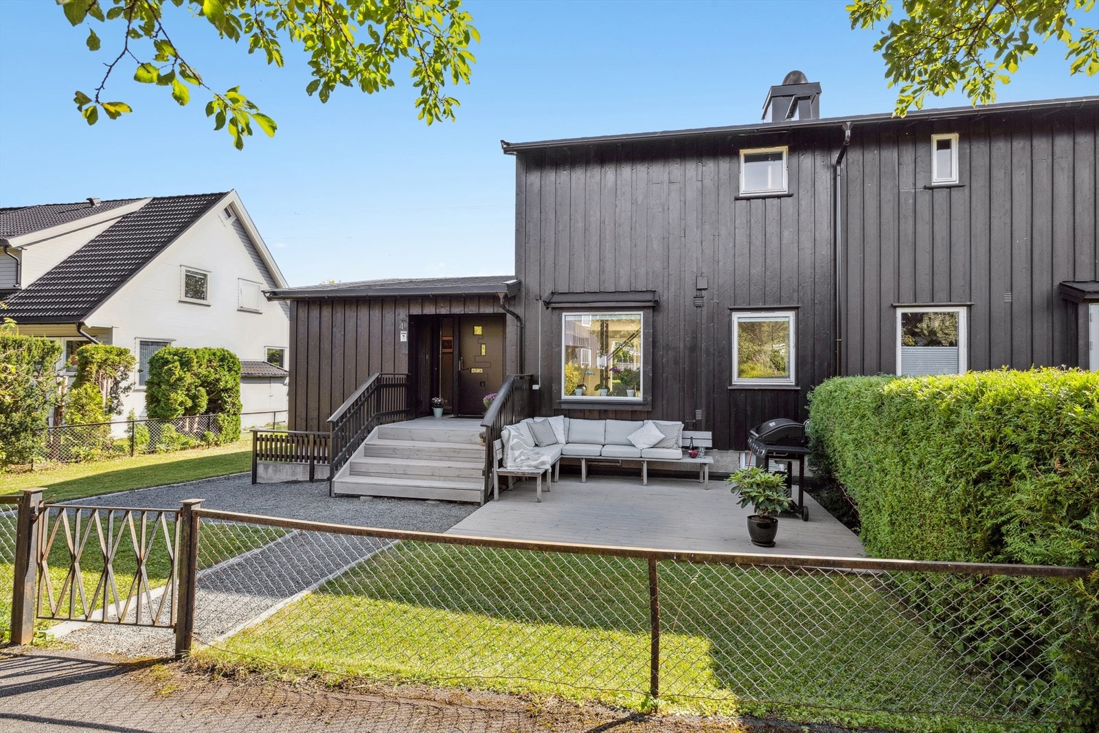 Skjermet inngangsparti med overbygg som beskytter mot vær og vind Galleribilde