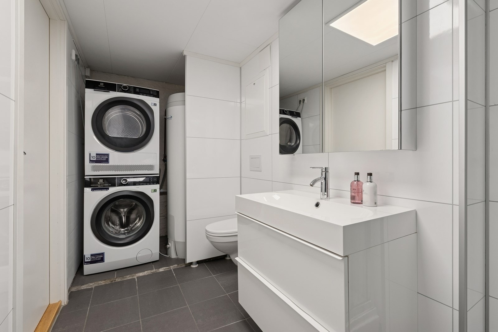 Det er varme i gulv og nisje for vaskemaskin og tørketrommel Galleribilde