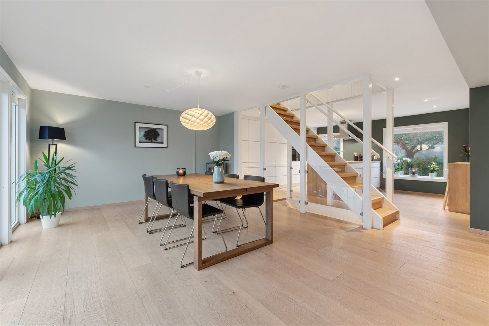 Kjøkkenet er tilbaketrukket, men fortsatt åpent mot spisestuen, noe som gir en fin balanse mellom funksjon og sosial sone Galleribilde