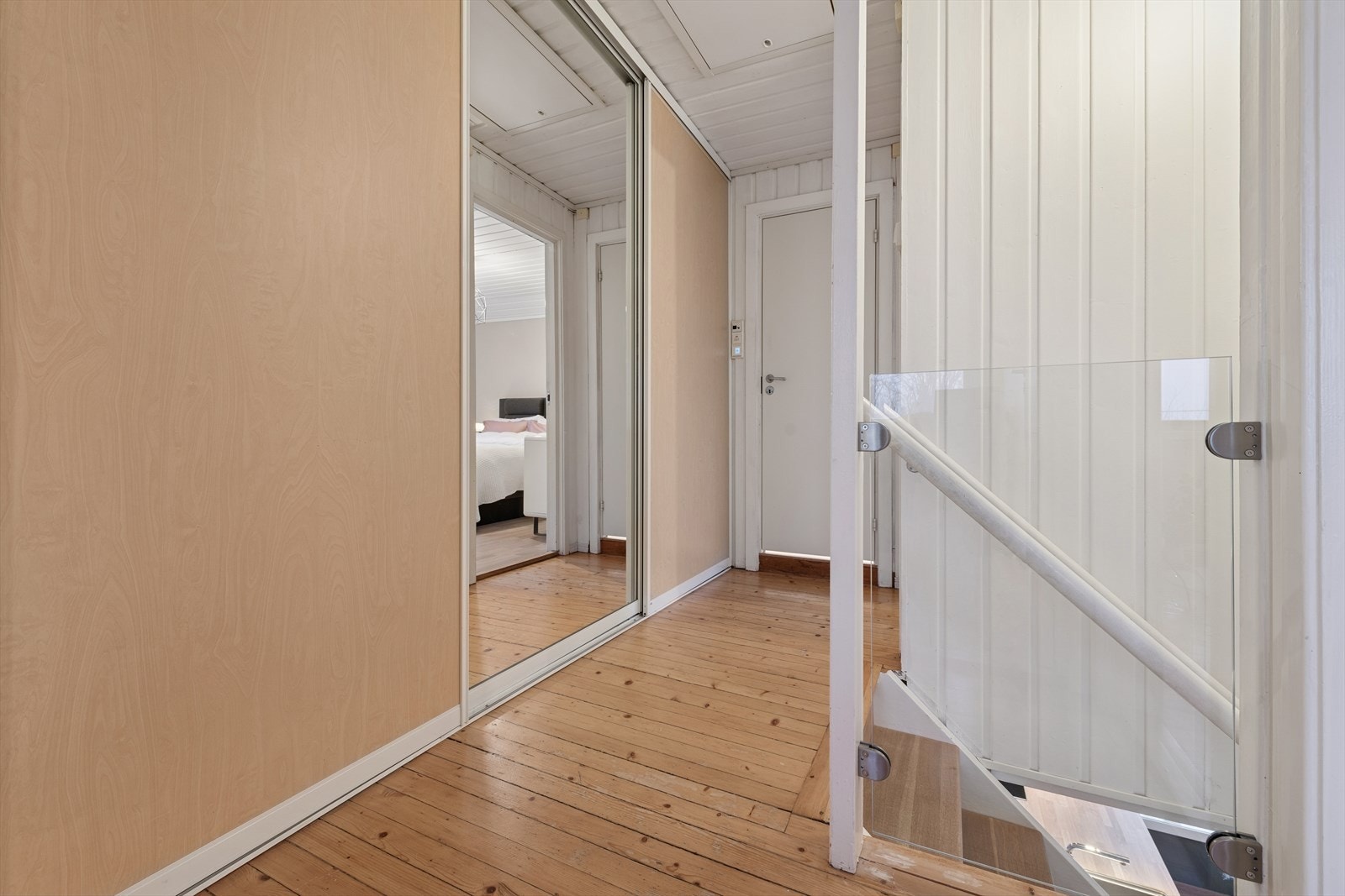 I mellomgangen er det en praktisk skyvedørsgarderobe som gir rikelig med lagringsplass Galleribilde