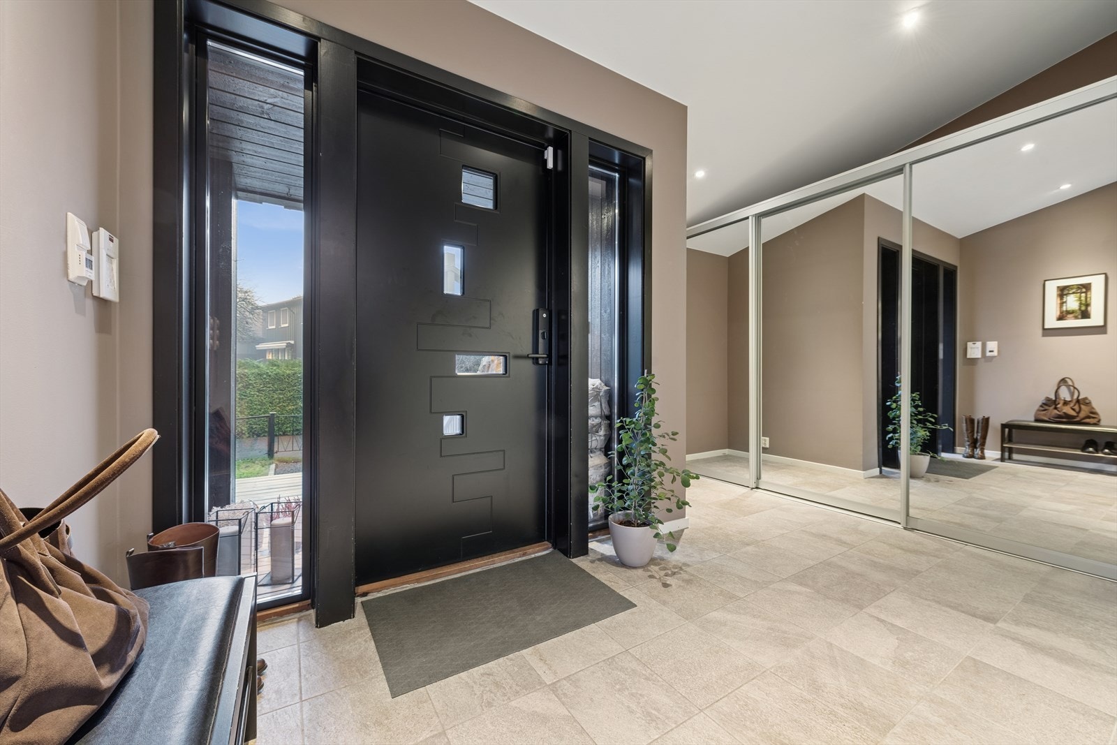 Lys og luftig entrè med gulvvarme og stor skyvedørsgarderobe Galleribilde