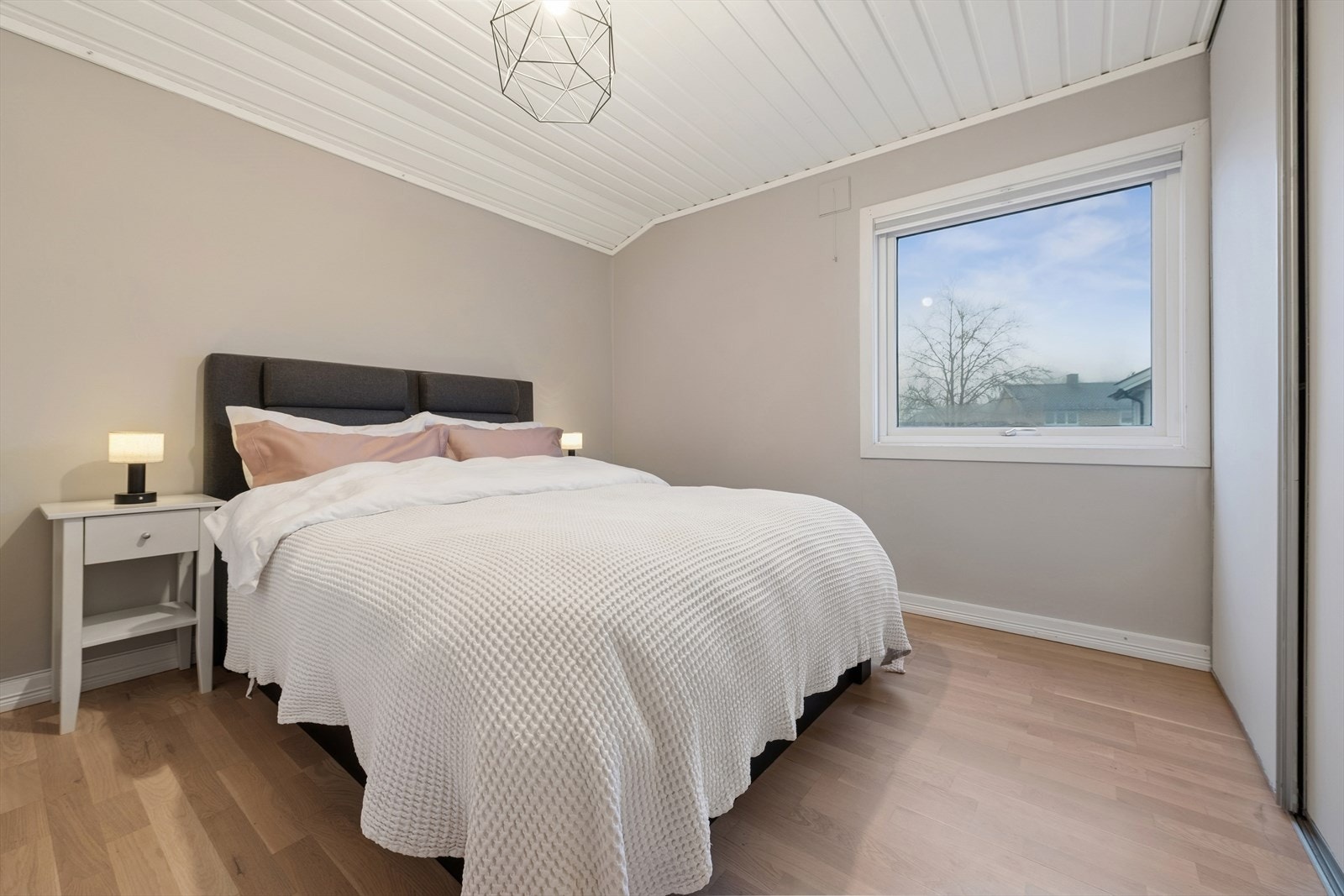 Hovedsoverom i 2. etasje med skyvedørsgarderobe Galleribilde