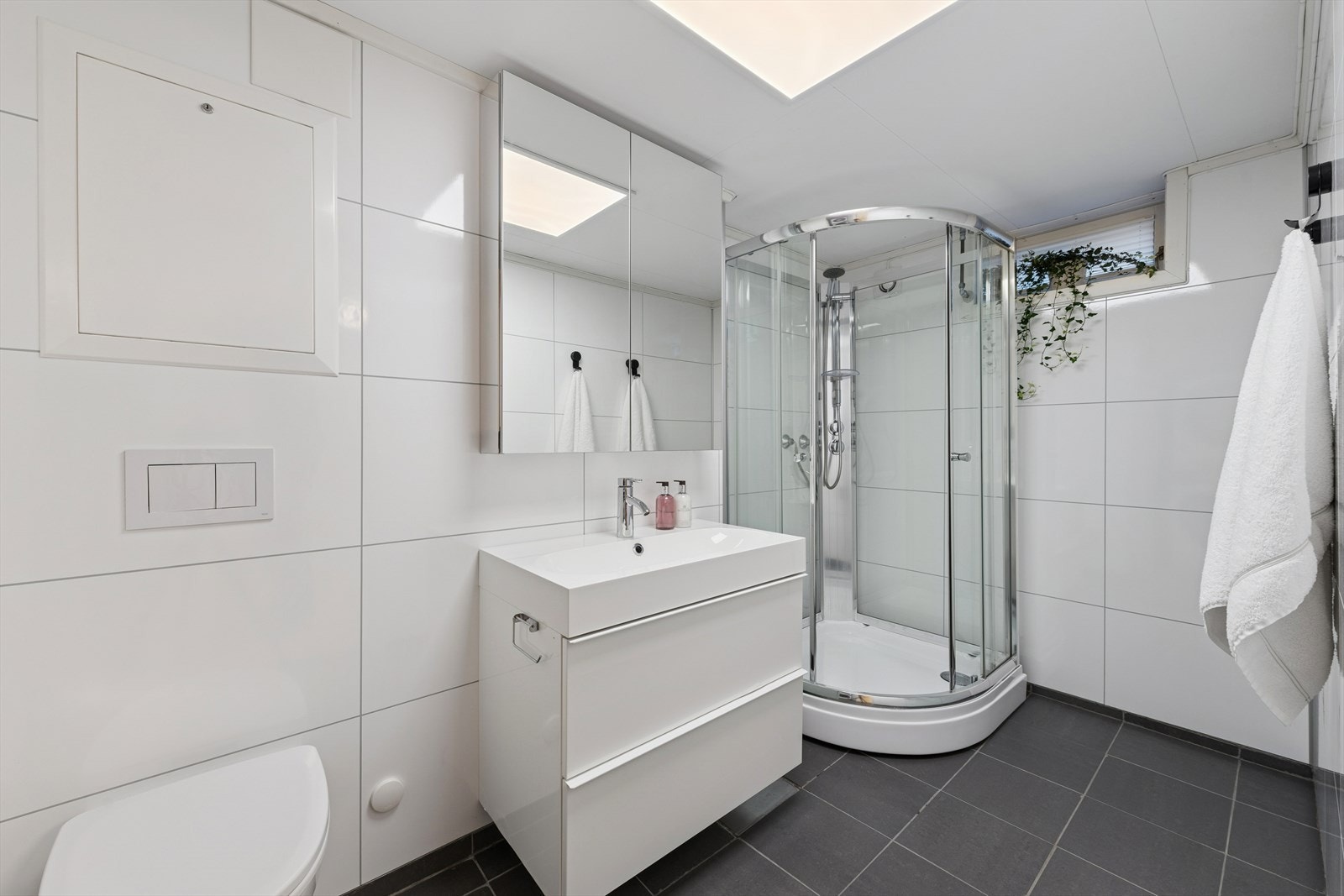 Delikat og innbydende baderom i underetasje Galleribilde