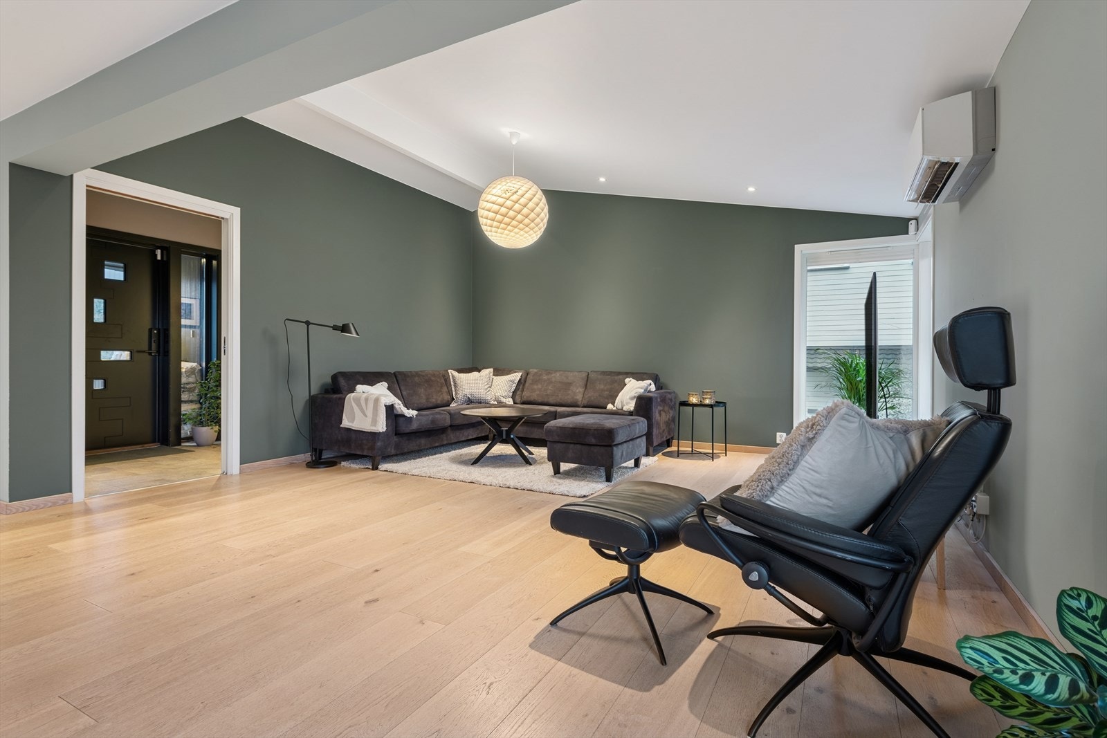 Boligens hovedstue er lys og romslig med god takhøyde og store vindusflater som slipper inn rikelig med naturlig lys Galleribilde