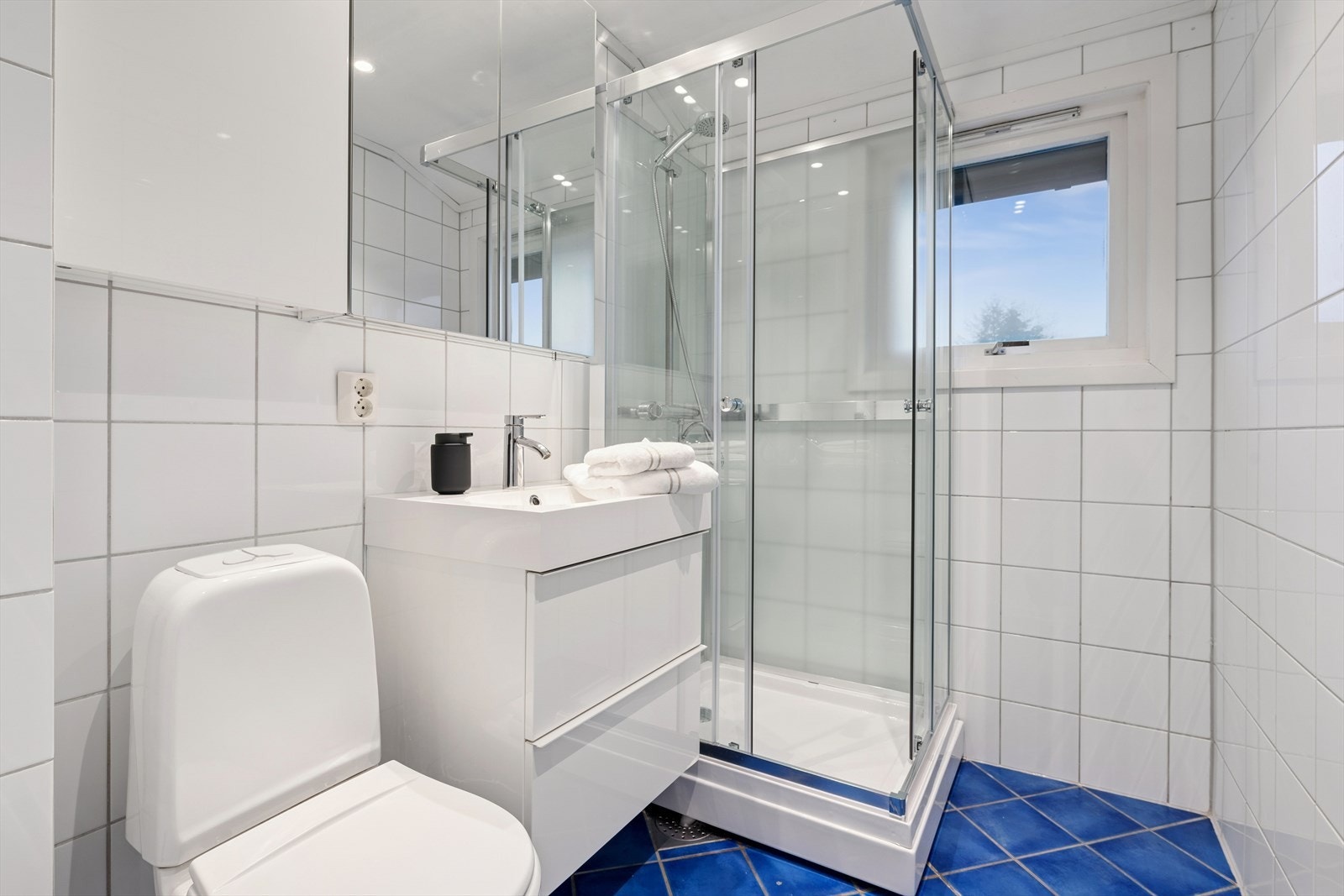 Baderom i 2. etasje med nytt dusjkabinett i 2025 Galleribilde