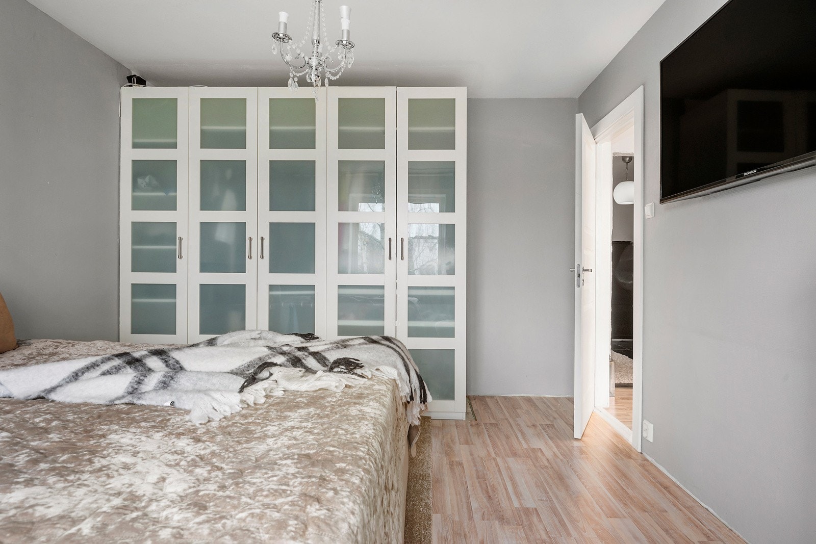 Det er store garderobeskap med rikelig oppbevaringsplass på begge soverommene. Galleribilde