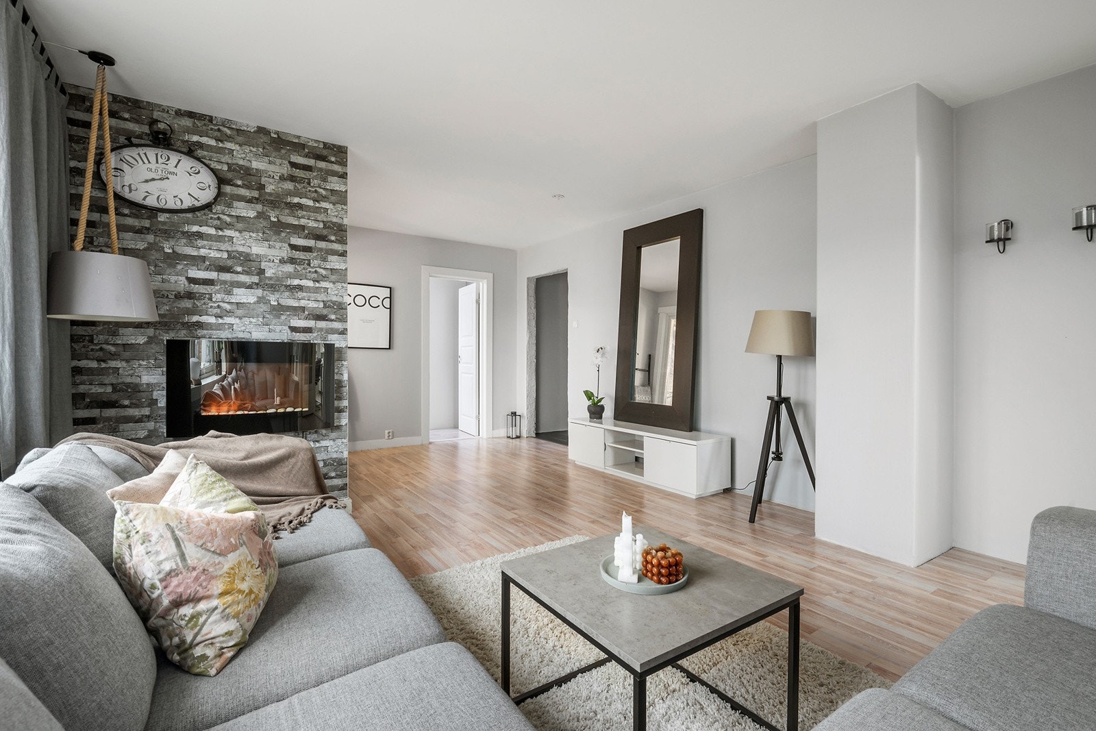 Stuens store vindusflater gir rommet en lys og hyggelig atmosfære. Galleribilde