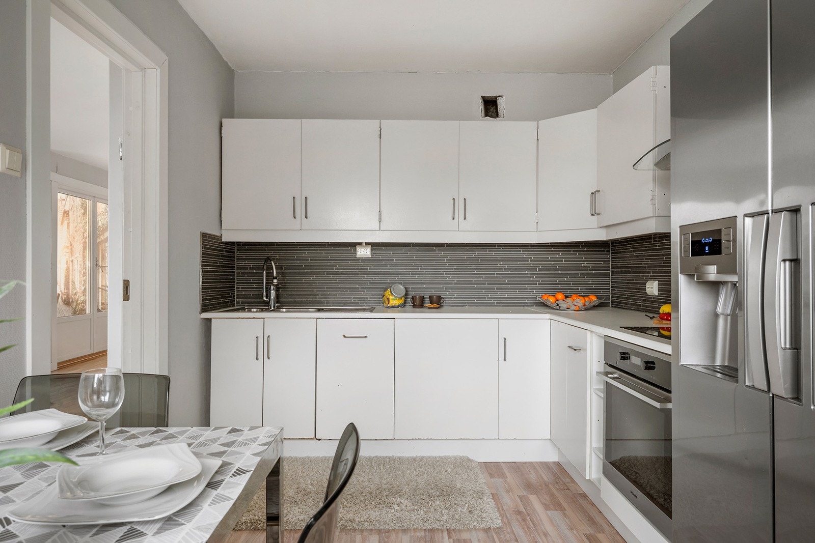 Stort og separat kjøkken med mye skap-og benkplass Galleribilde