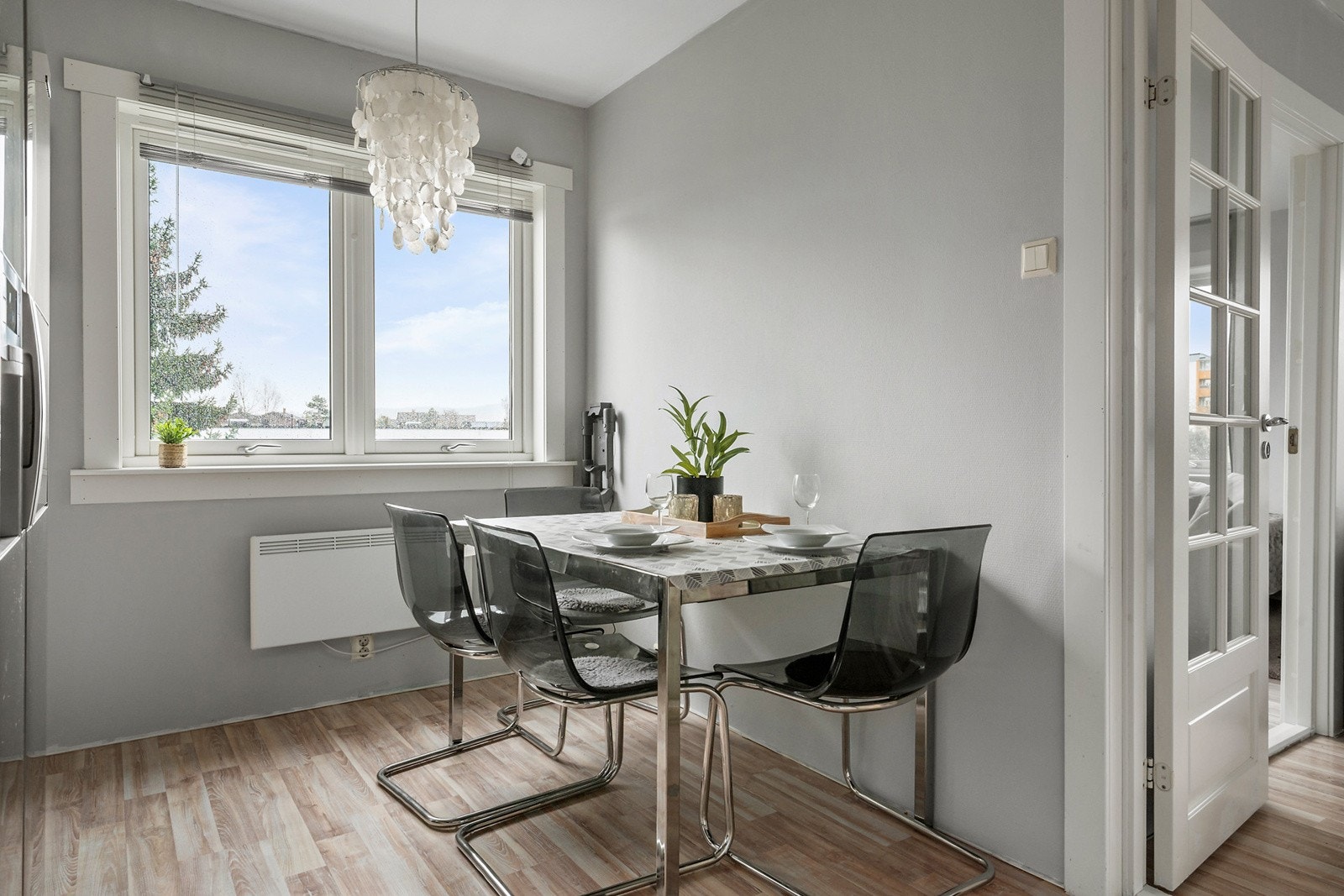 Fin plass til kjøkkenbord hvor man kan nyte frokosten. Galleribilde