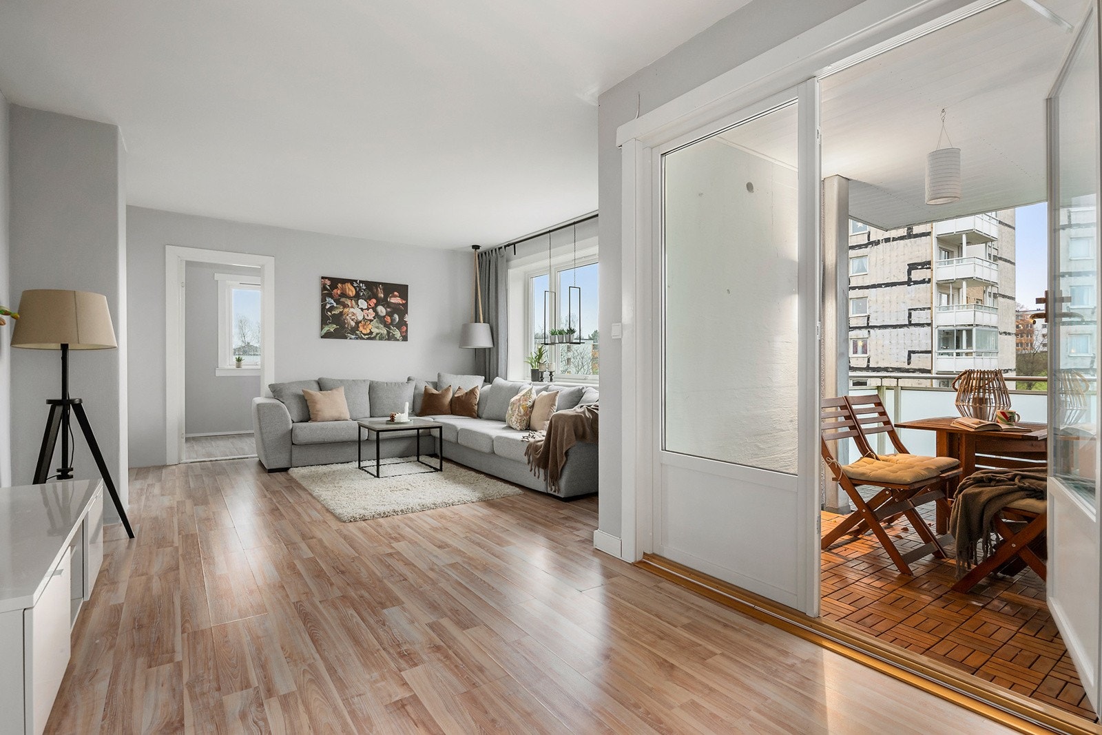 Stor og flott stue med god plass til sofa og spisegruppe Galleribilde