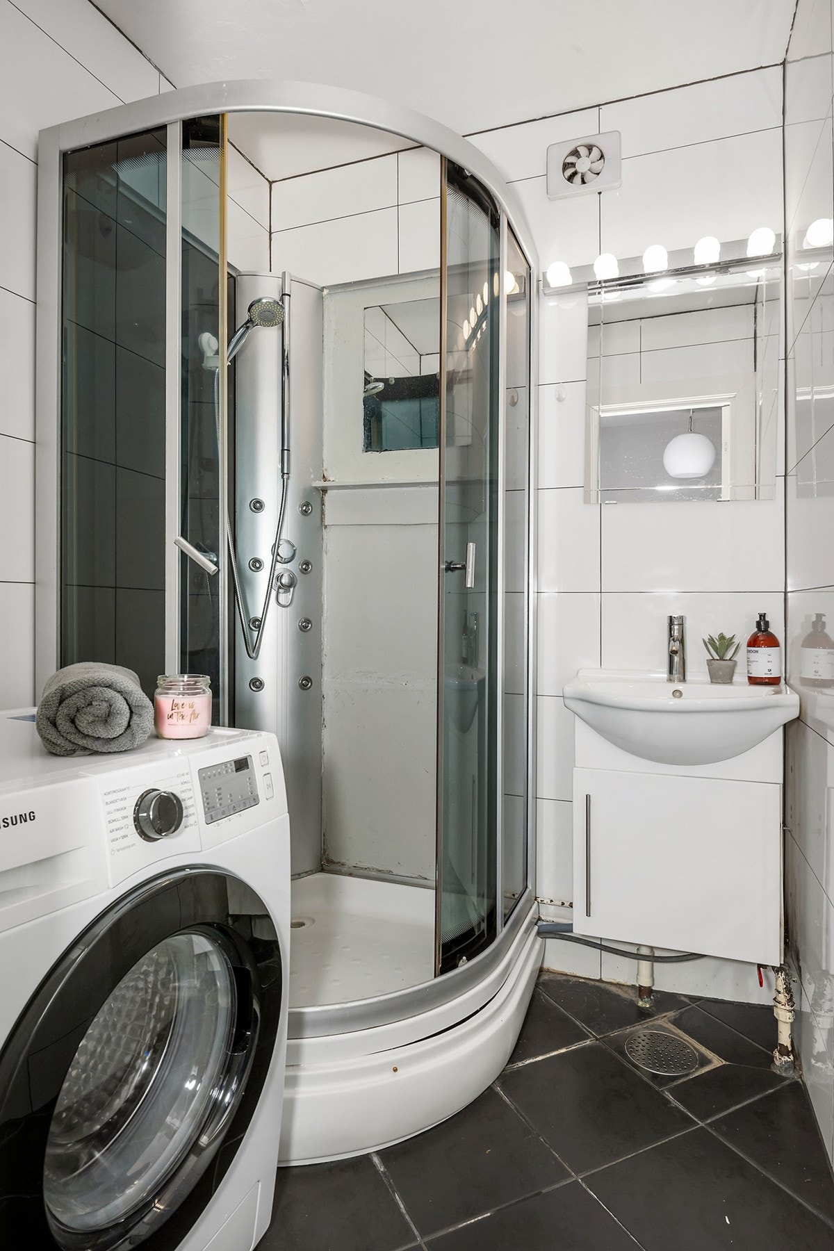 Flislagt bad med dusjkabinett og servant med underskap. Opplegg for vaskemaskin. Galleribilde