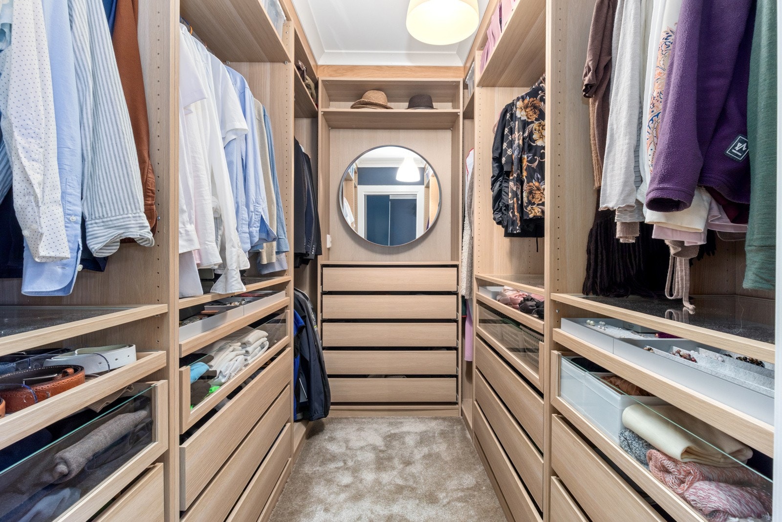 Walk-in closet tilhørende masterbedroom Galleribilde