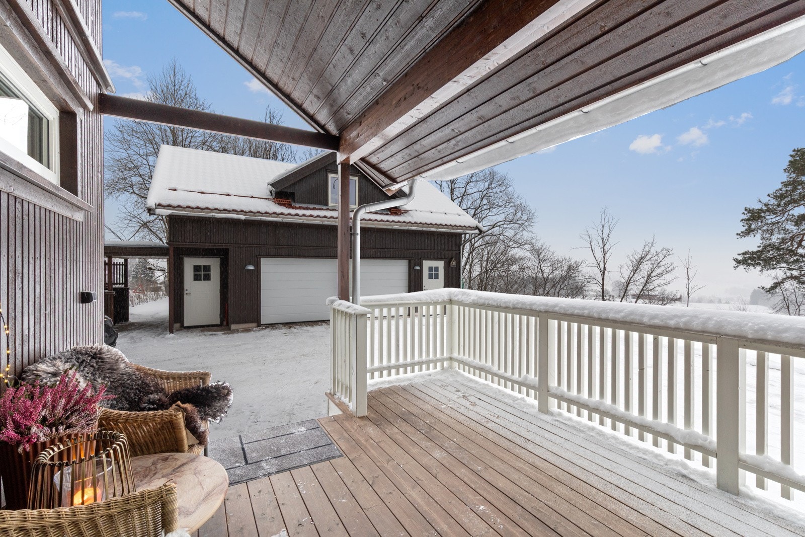 Kort vei fra inngangspartiet og over den steinsatte gårdsplassen til dobbelgarasjen Galleribilde