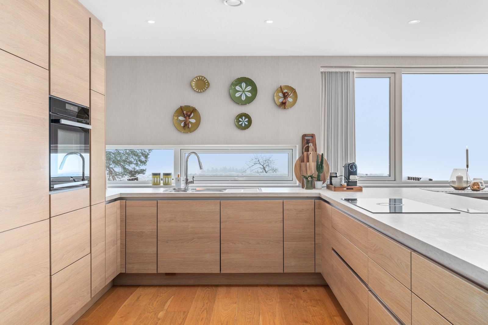 Integrert kjøleskap, fryseskap, oppvaskmaskin samt komfyr i høyskap i tillegg til induksjonstopp i benk Galleribilde