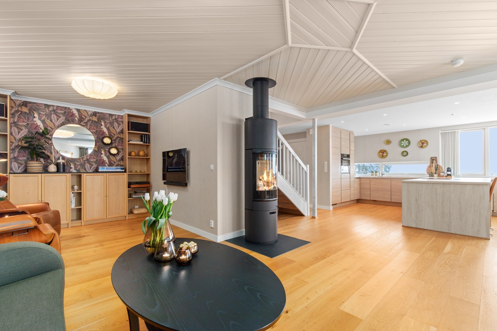 Moderne åpen kjøkkenløsning mot stuen Galleribilde