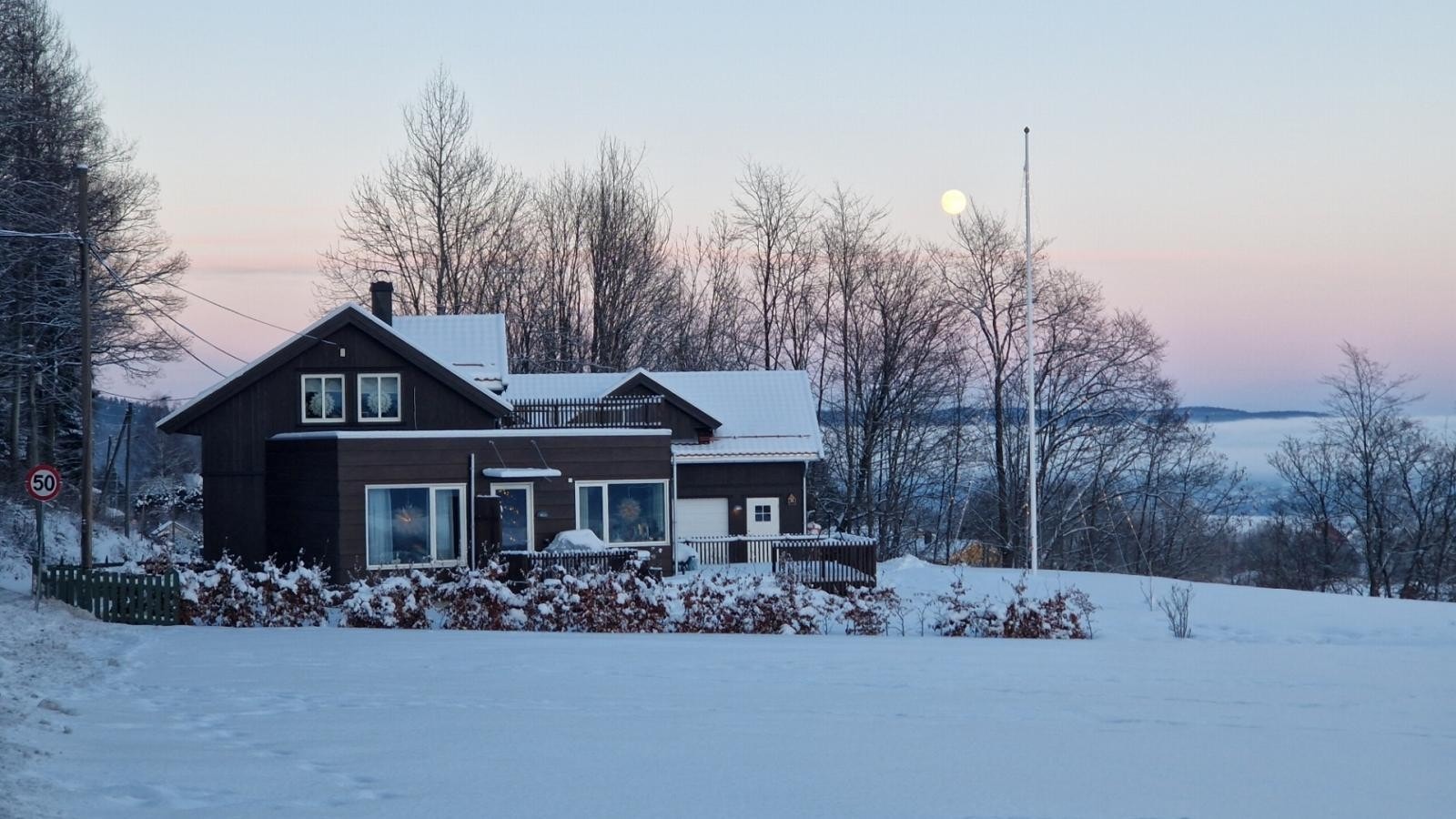 Totalrenovert (i 2020 av fagfolk) frittliggende enebolig over halvannen etasje og kjeller dobbelgarasje med loft, bygget 2019 Galleribilde