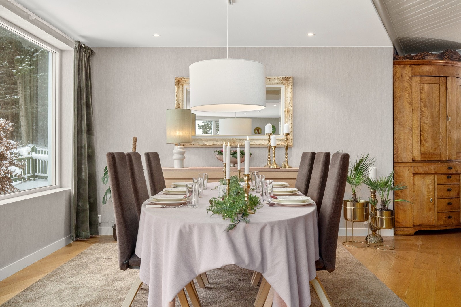 Stor stue med spisestue på tilsammen på ca. 50 kvm. Galleribilde