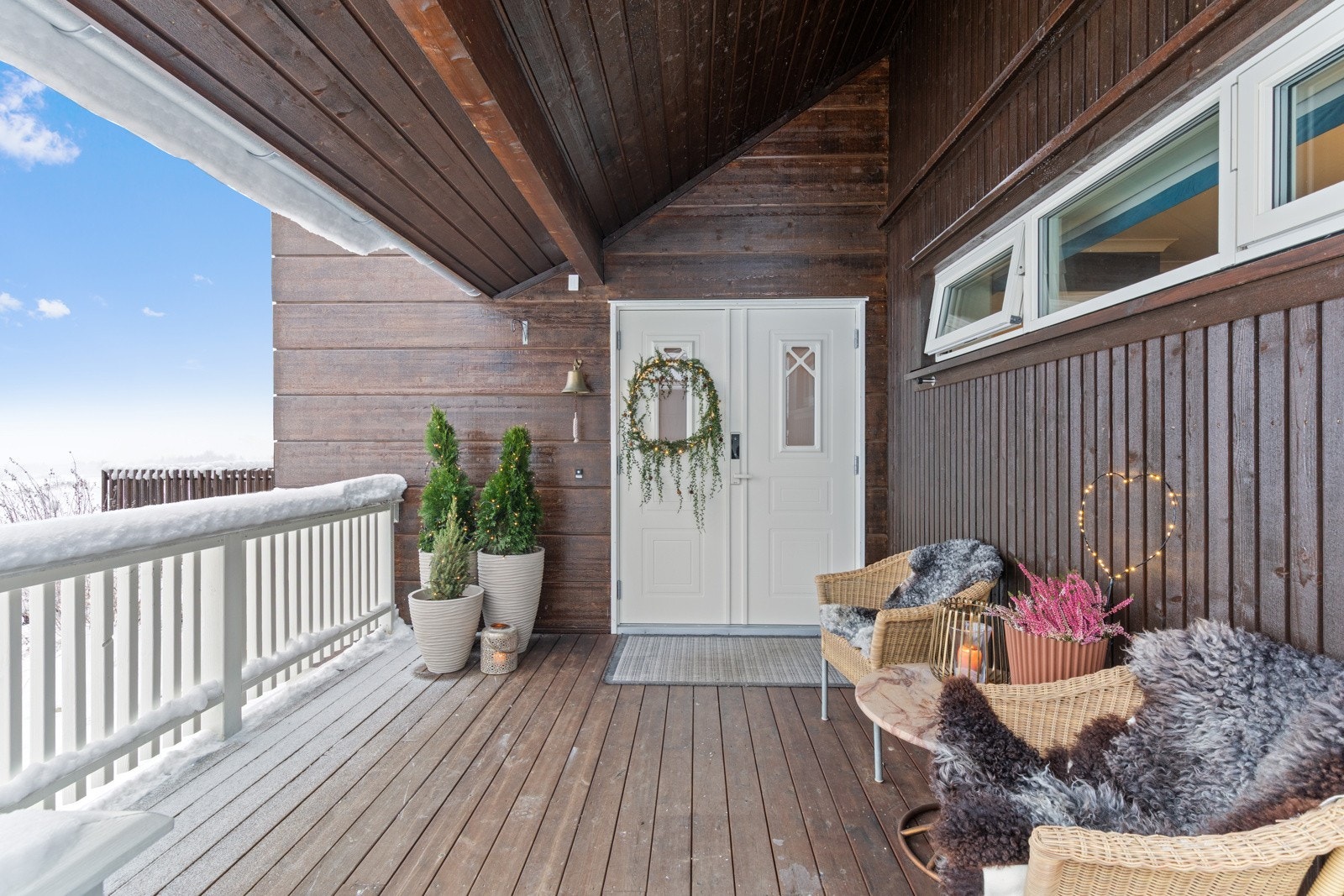 Overbygget inngangsparti og terrasse med dobbel inngangsdør Galleribilde