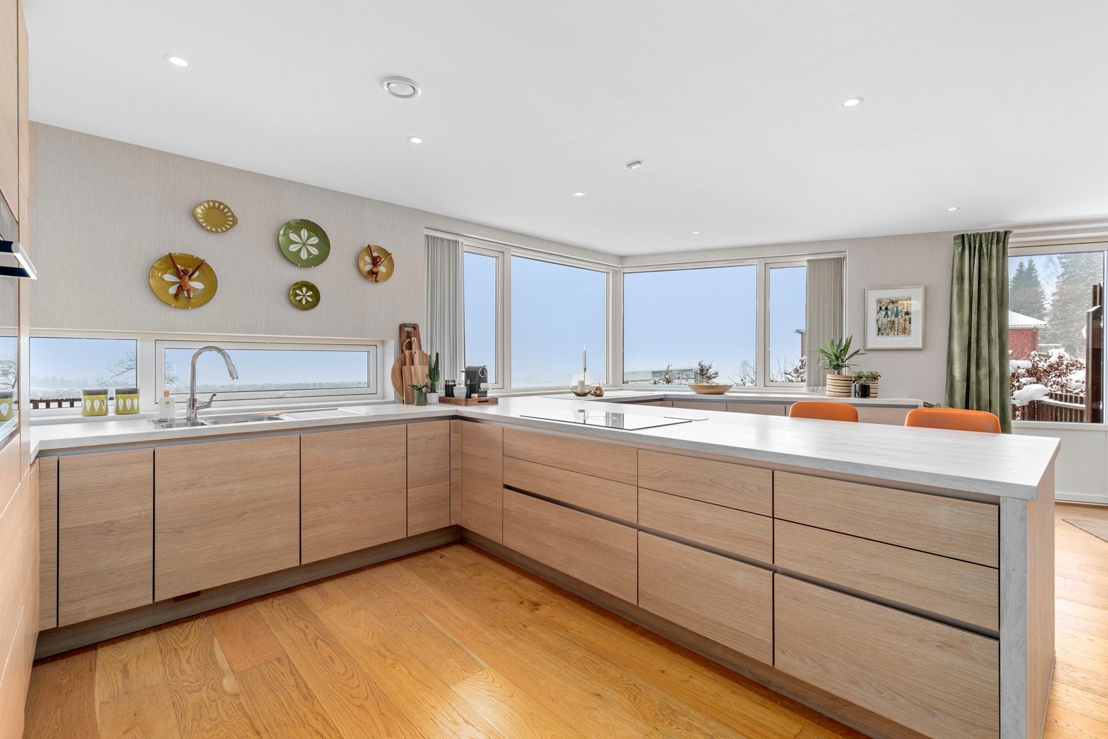 Lekker kjøkkeninnredning fra Keo med gjennomtenkte løsninger og masse benke, skuffe- og skapplass | store vinduer i kjøkkenet som gir gode lys- og utsiktsforhold Galleribilde