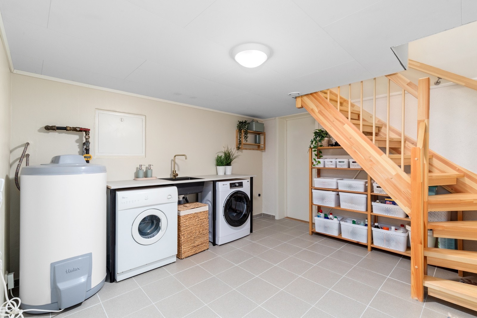 Trappegang / nyinnredet vaskerom / teknisk rom | elektriske varmekabler i vaskeromsgulvet og i uinnredet baderomsgulv Galleribilde