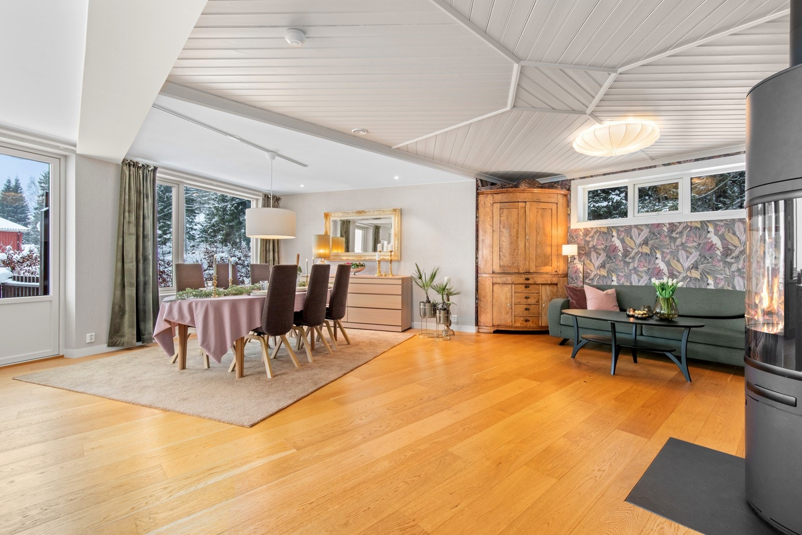 Koselig peisovn som er godt synlig fra både stuen og kjøkkenet Galleribilde