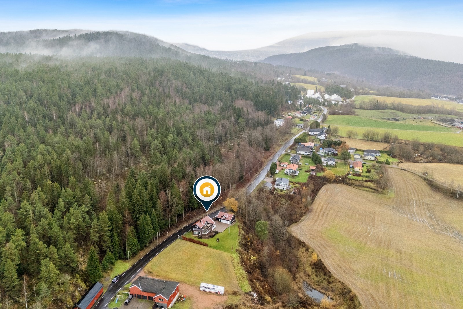 Eiendommen har en landlig og usjenert plassering i Skoger Galleribilde