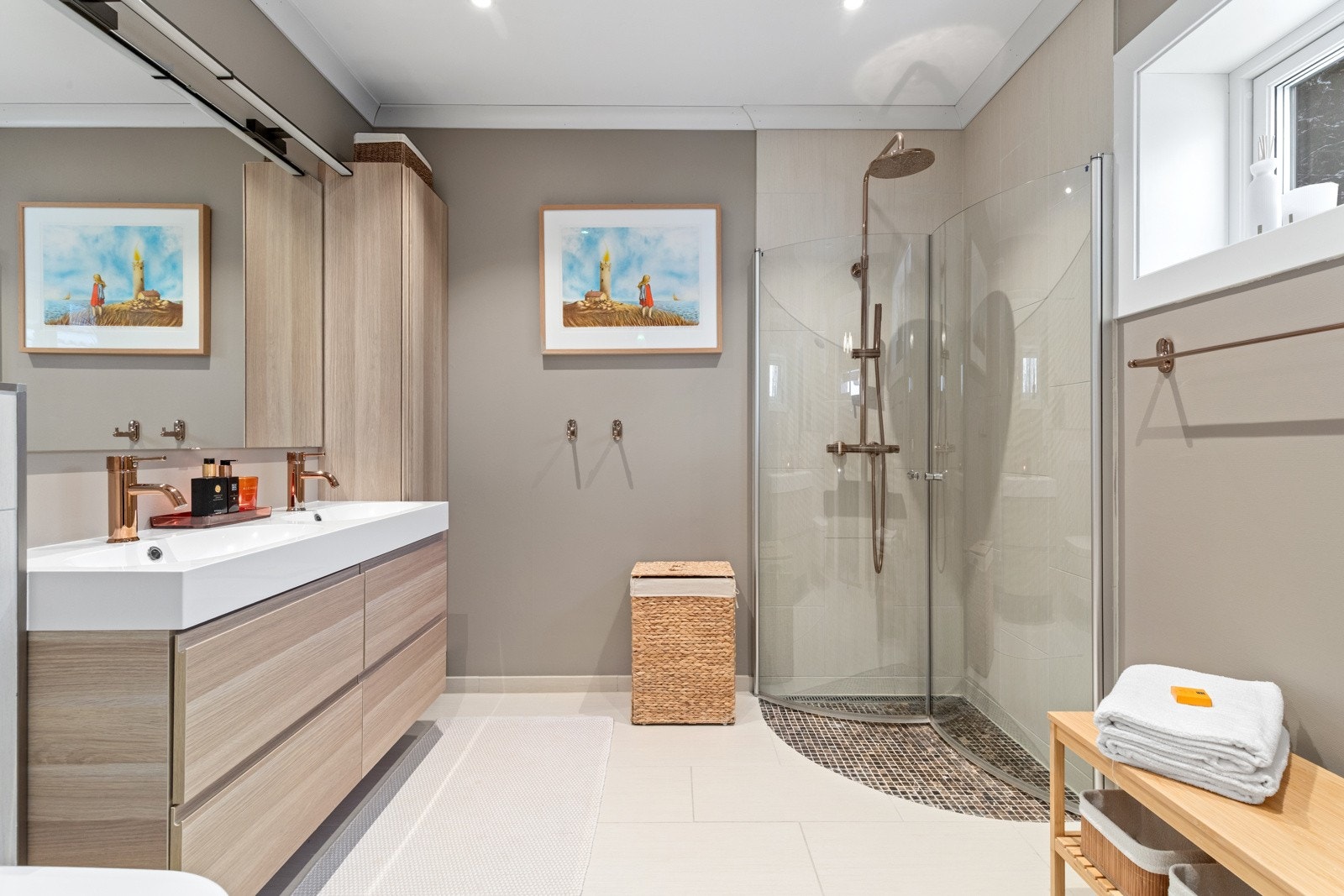 Lekkert bad/wc med direkte adkomst fra masterbedroom Galleribilde