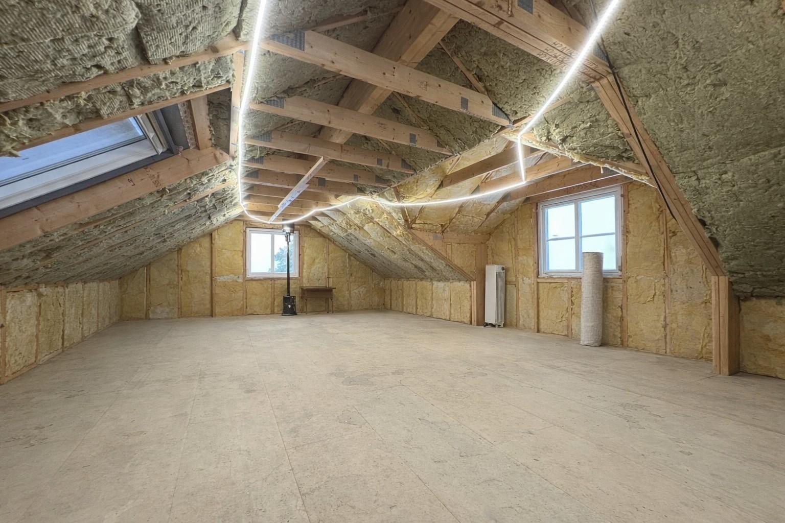 Isolert, uinnredet loftsetasje over garasjen | god trappeadkomst Galleribilde