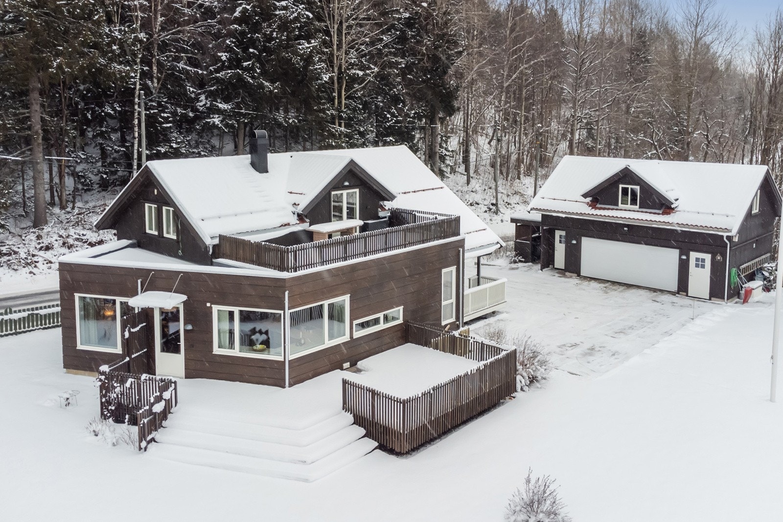 Usjenerte terrasser utenfor stuen, kjøkkenet, inngangspartiet og loftsstuen Galleribilde