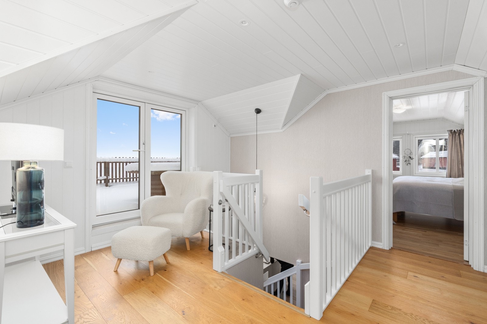 Trappegang med tv-krok og utgang til solterrassen på ca. 30 kvm Galleribilde