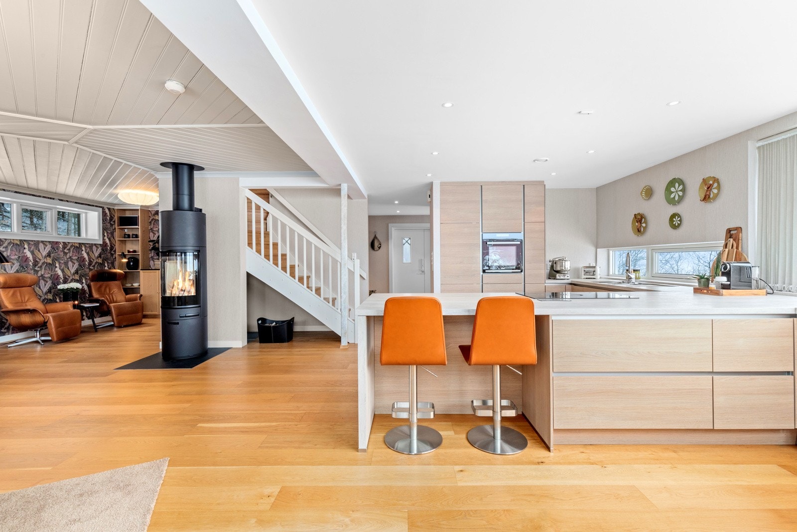 Kjøkken med moderne åpen barløsning mot stuen Galleribilde