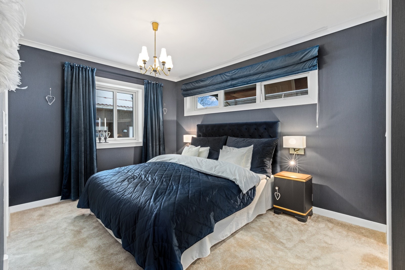 Masterbedroom med direkte adkomst til walk-in closet og bad/wc med dusj Galleribilde