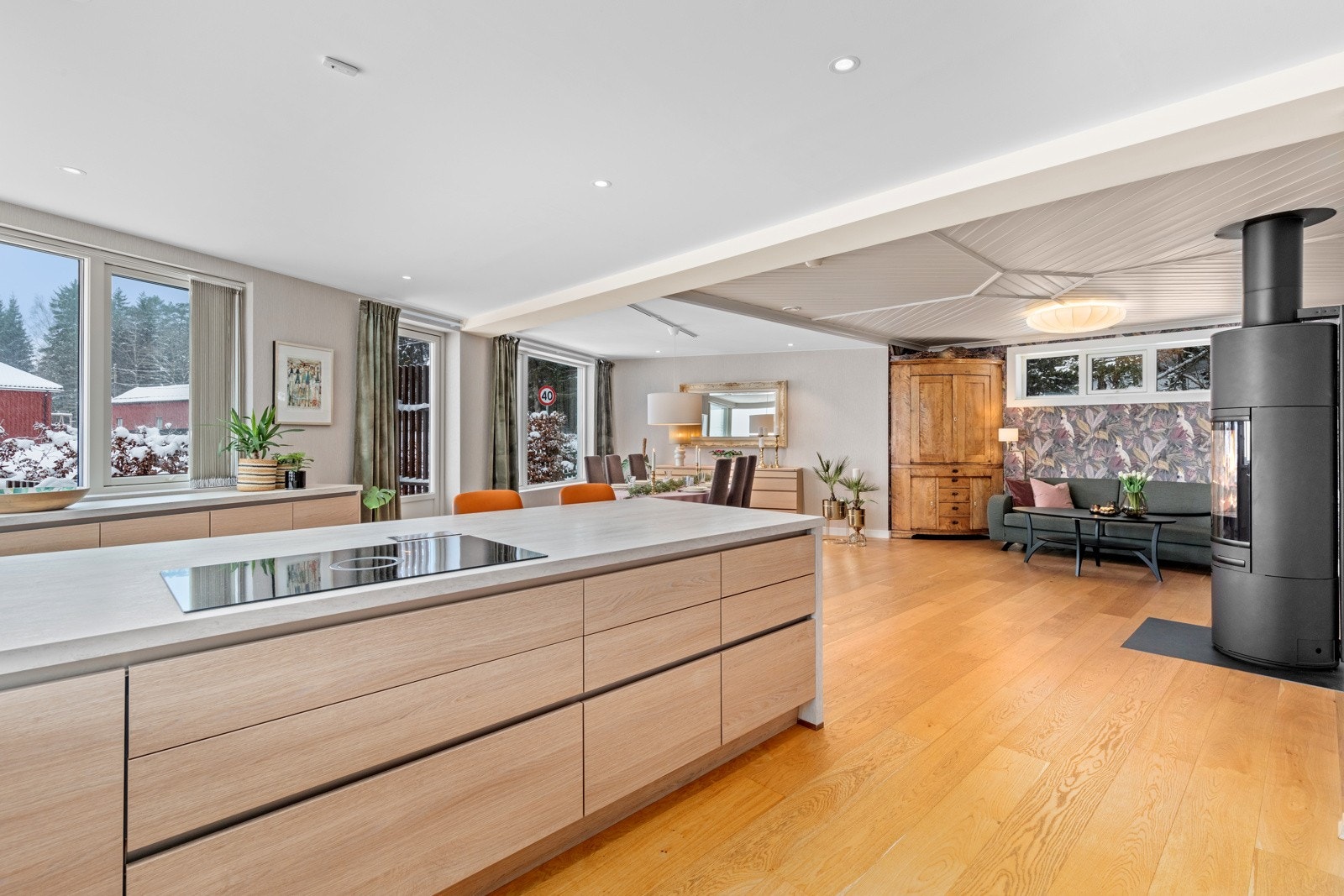 Ekstra bred induksjonstopp med integrert avtrekk i toppen (avtrekket er ført ut) | varmefolie i gulv i kjøkken, stue og entré/hall Galleribilde