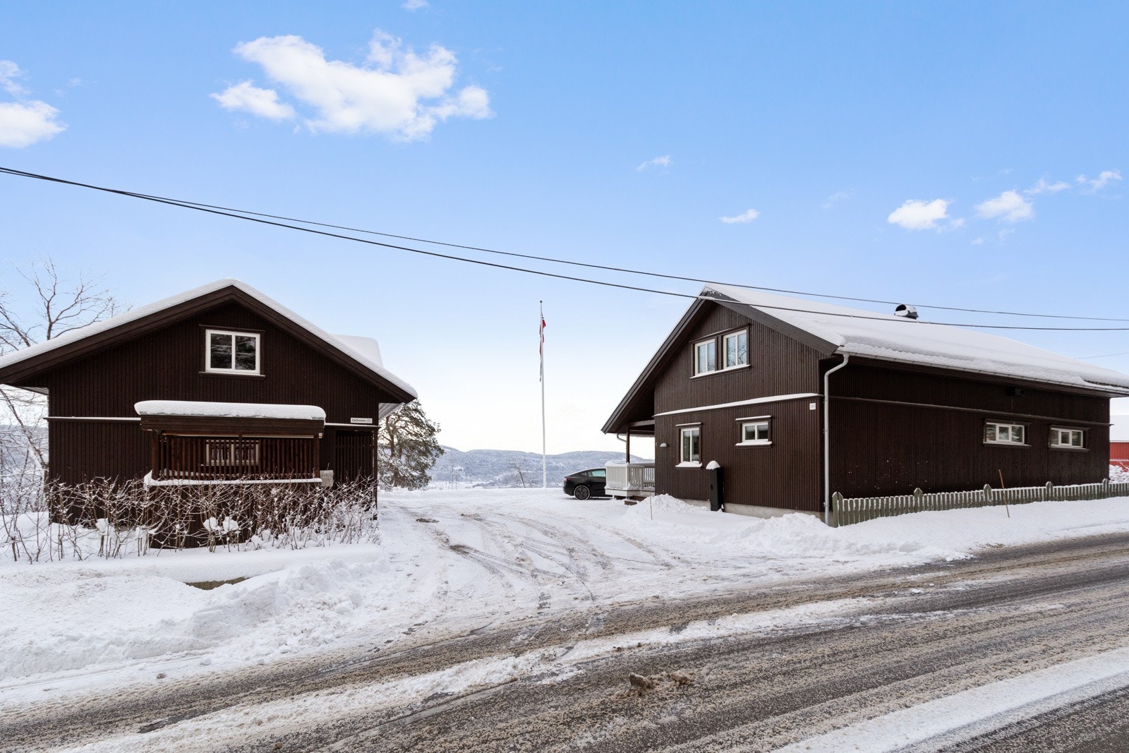 Frittliggende dobbelgarasje og stor steinsatt gårdsplass Galleribilde