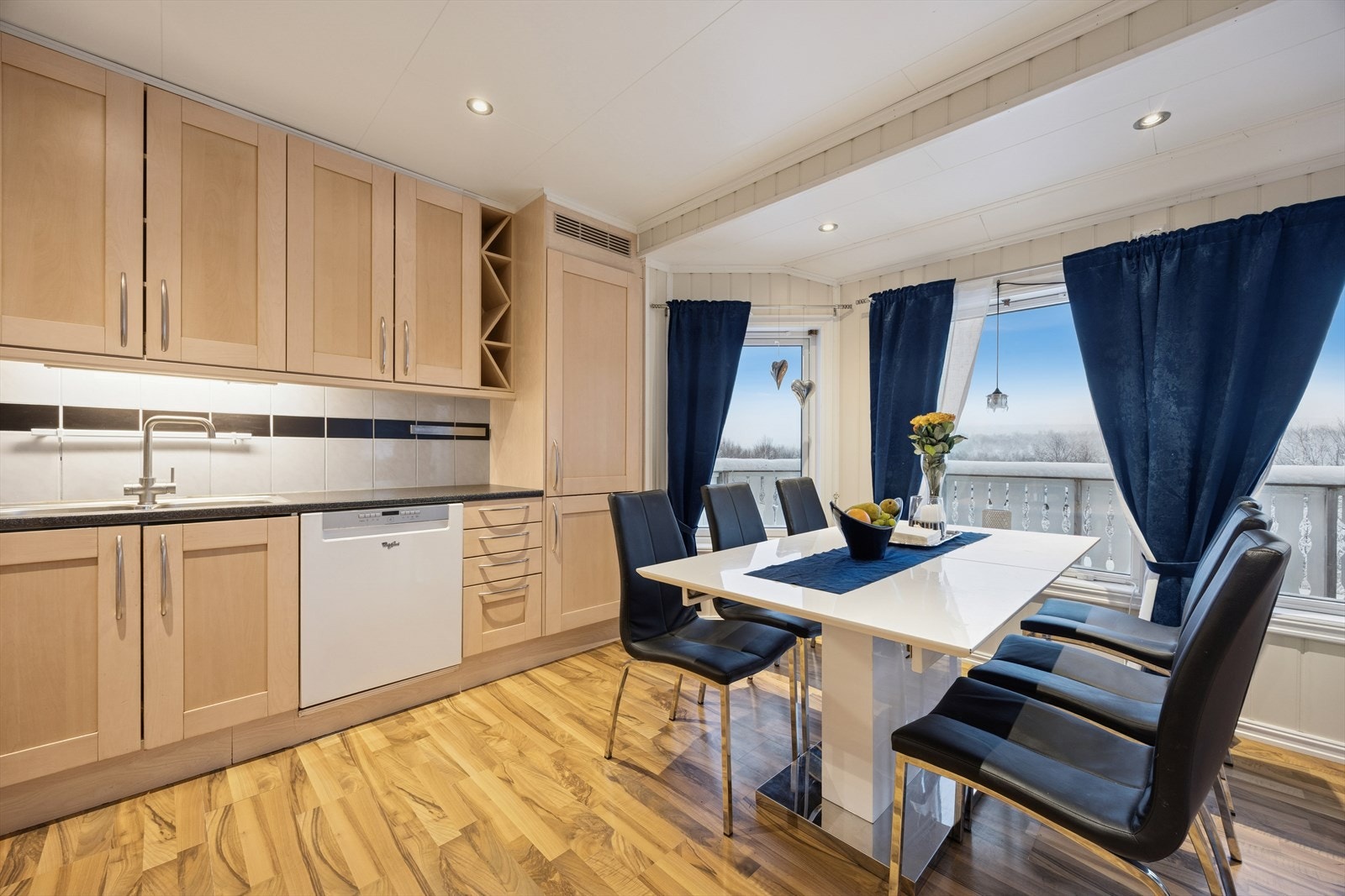 Kjøkkenet har en hyggelig spiseplass med godt lysinnslipp fra vinduene. Galleribilde