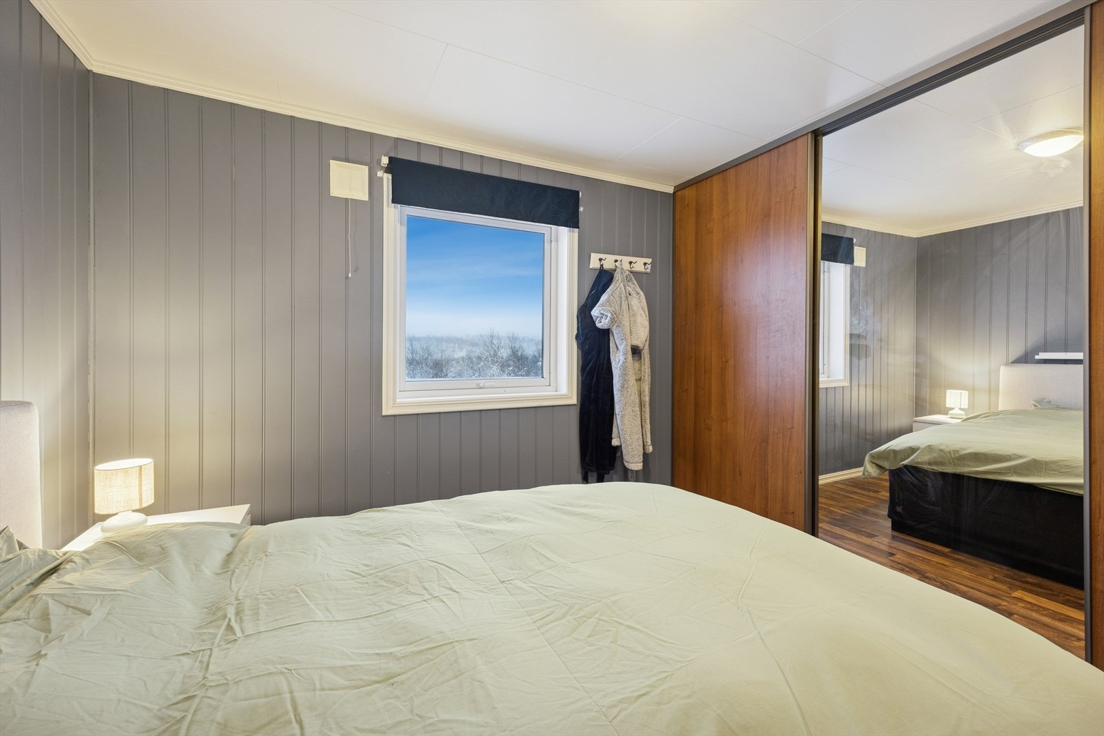Soverommet har god plass til både dobbeltseng og garderobeløsning. Galleribilde