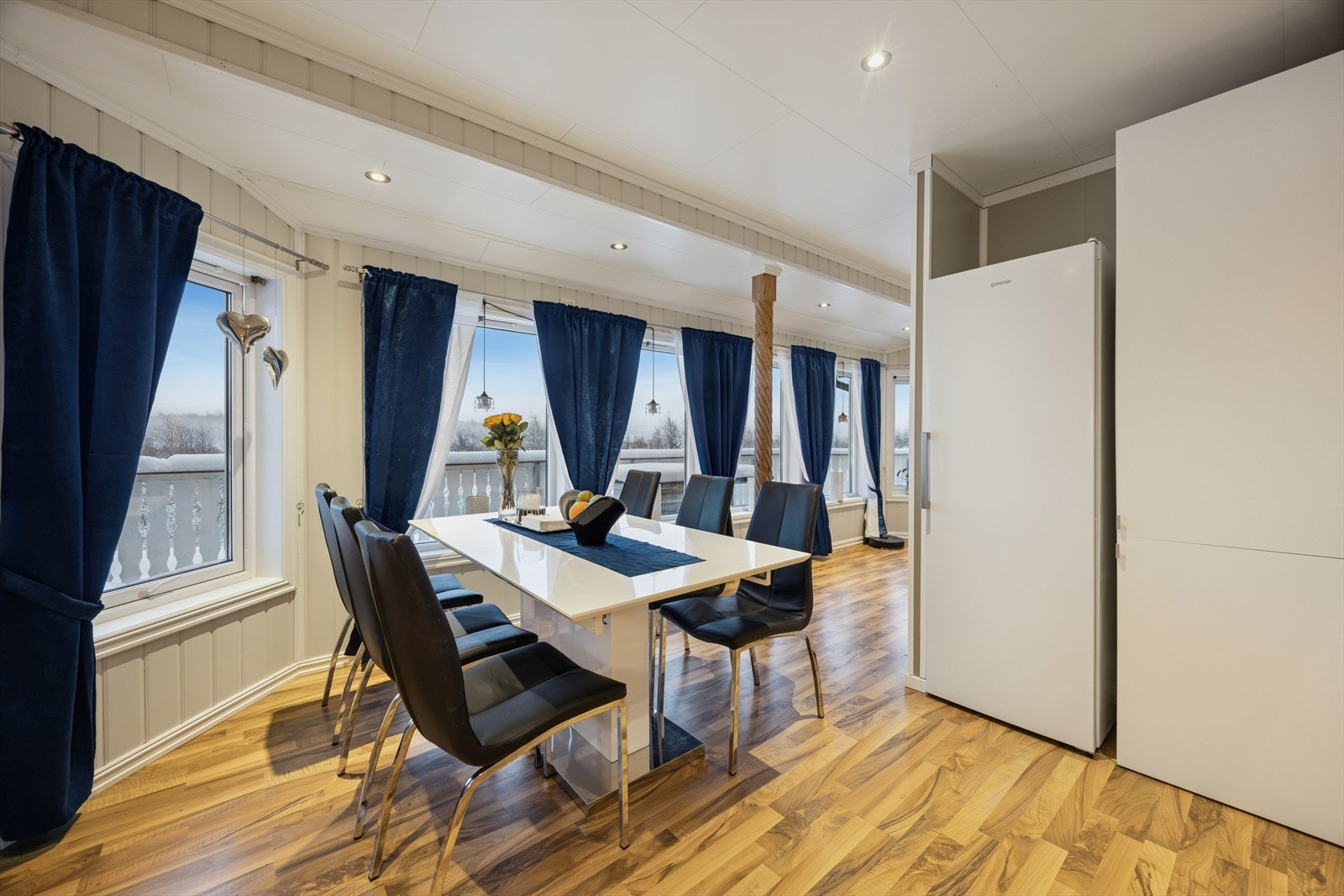 Den åpne løsningen mellom spiseplass og stue skaper en sosial og luftig atmosfære. Galleribilde