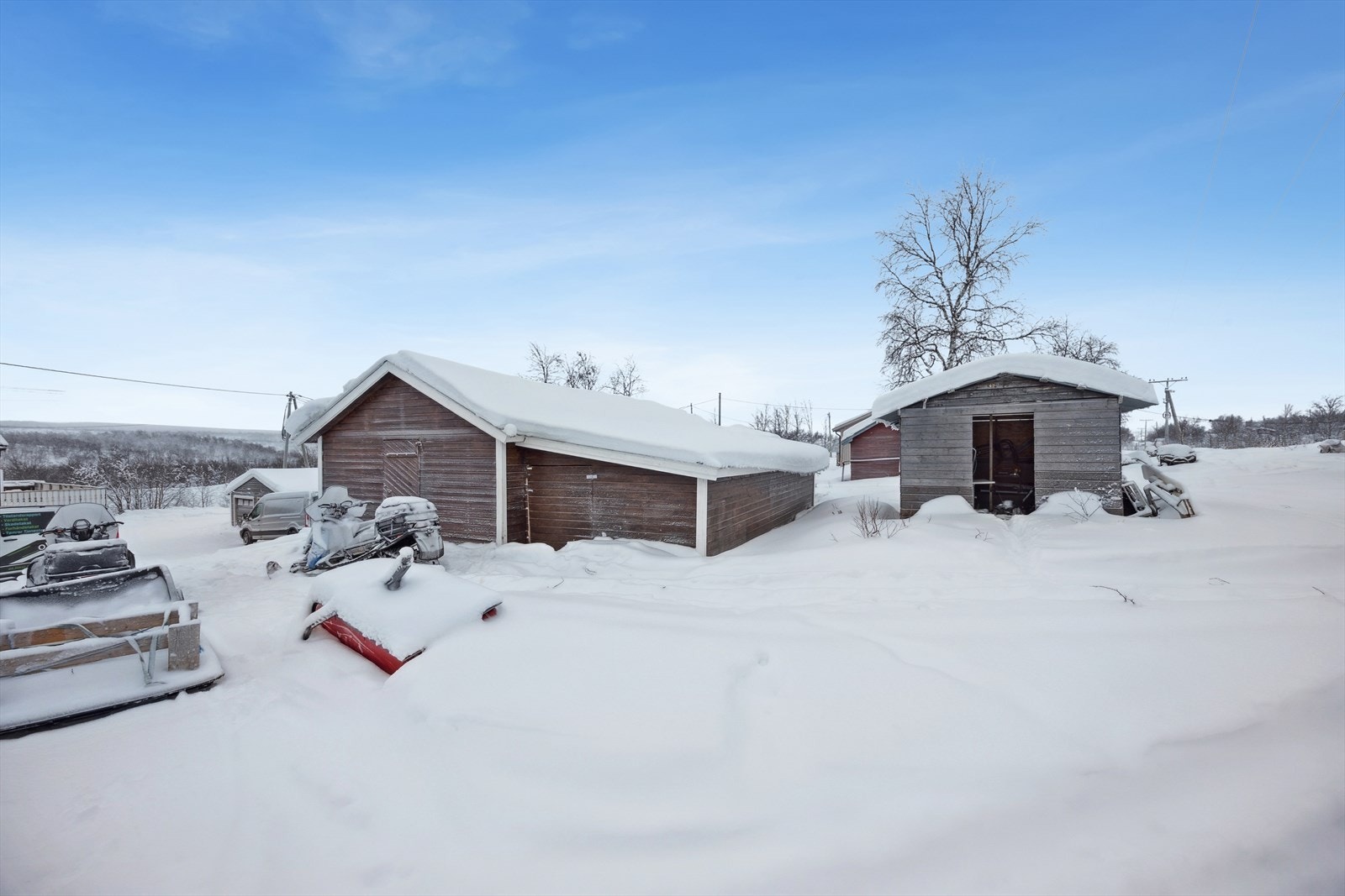 På den store tomten er det oppført en romslig utebod på 70 m² med tilhørende vedskjul. Galleribilde