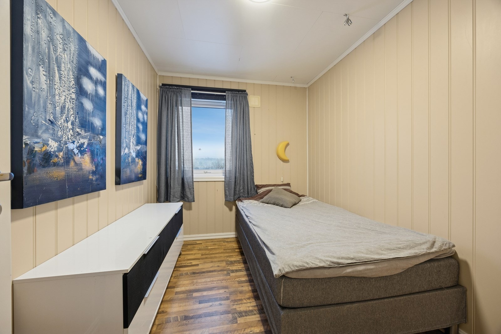 Boligen tilbyr mange rom og en fleksibel planløsning for en stor familie. Galleribilde