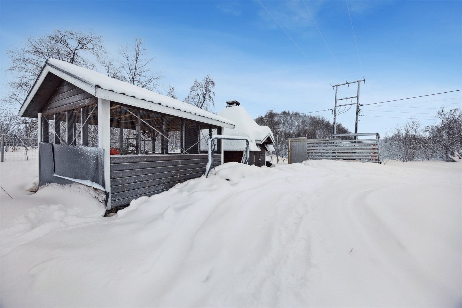 Eiendommen har også en egen grillhytte/røykeri og et tørkebur for kjøtt. Galleribilde