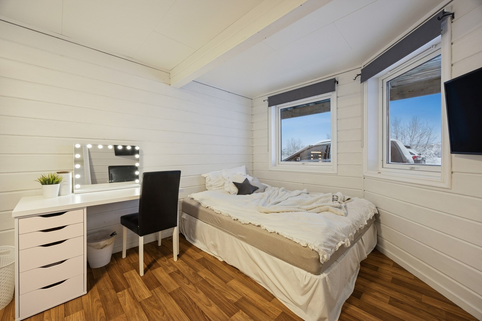 Stort, disponibelt rom som benyttes som soverom. Kommunen har informert om at de anser det disponible rommet som hoveddel. Galleribilde