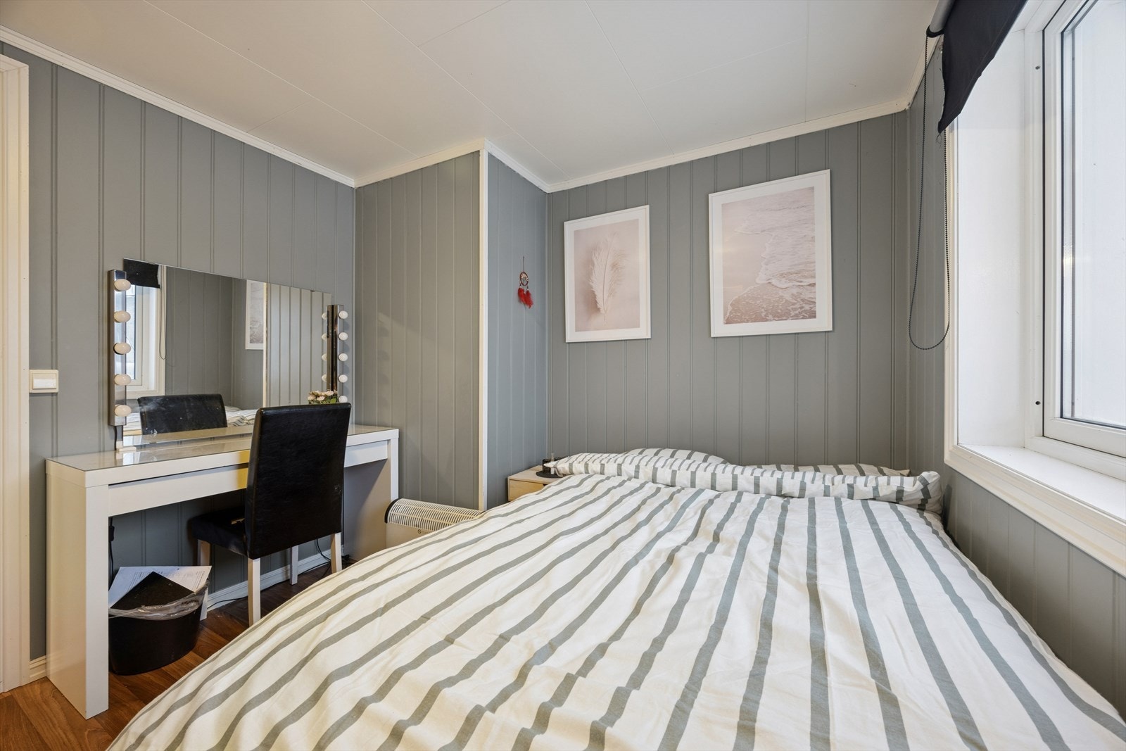 Et lyst og anvendelig soverom med plass til seng og arbeidsplass. Galleribilde