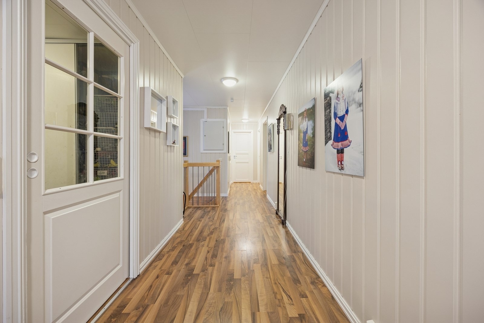 En lakkert tretrapp som fører ned til sokkeletasjen. Galleribilde