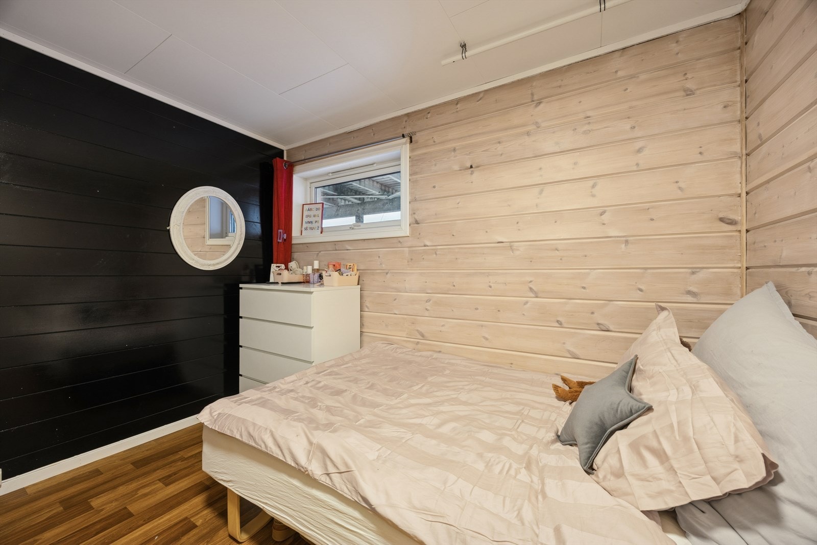 Det andre rommet er ikke godkjent som soverom, da det ikke er tilfredsstillende med dagslys her. Se pkt. "ferdigattest" for ytterligere informasjon. Galleribilde