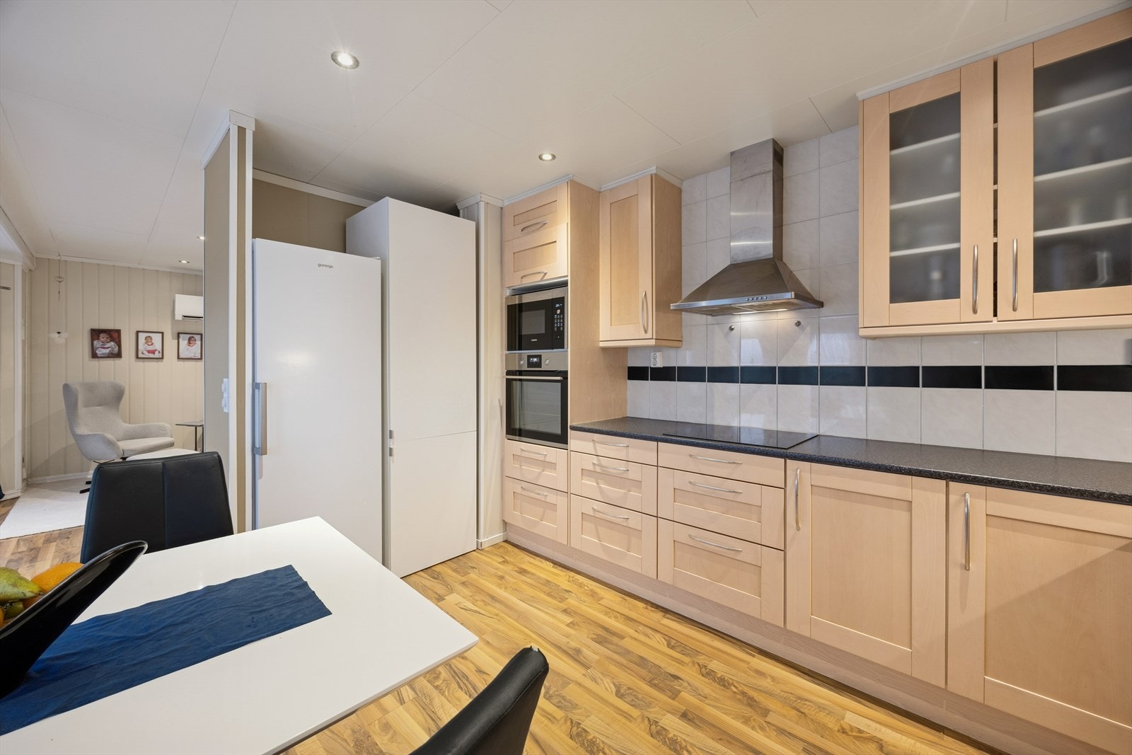 Kjøkkenet er utstyrt med integrert stekeovn, mikro og platetopp. Galleribilde