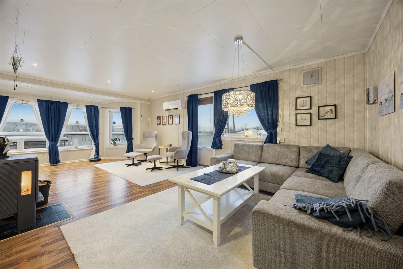 Den romslige stuen har plass til flere sittegrupper og utgang til en veranda på ca. 35 m². Galleribilde