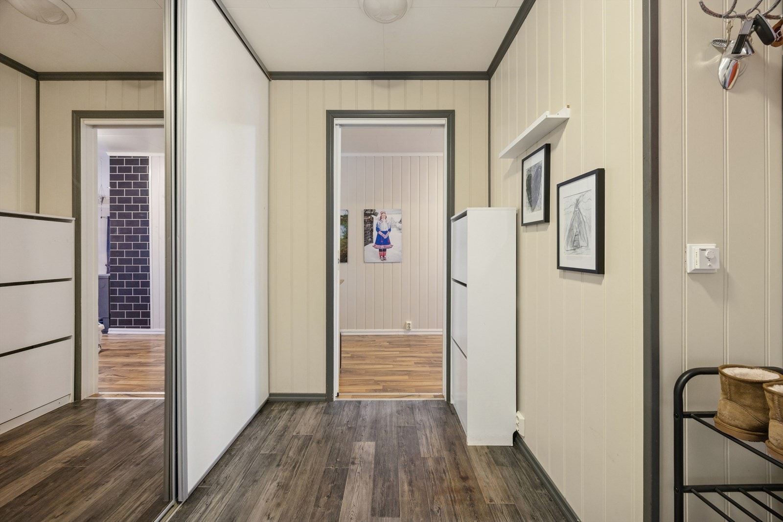 Fra vindfanget ledes du videre inn i boligens hovedetasje. Galleribilde