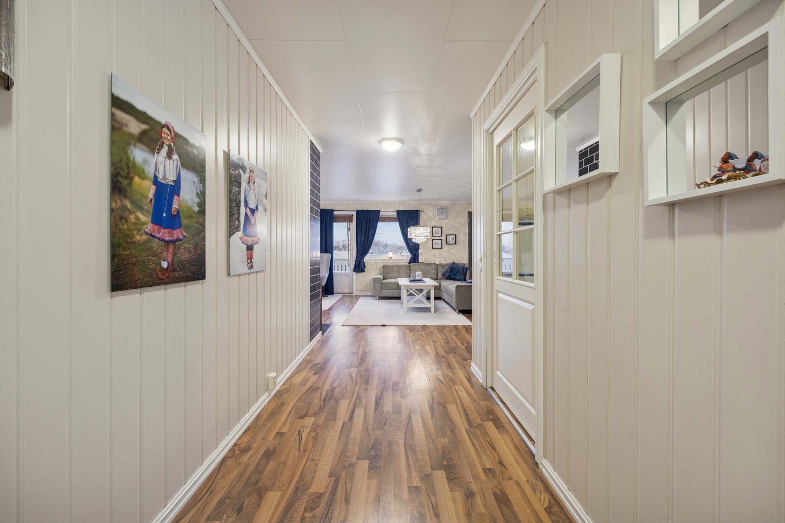 Gangen har gjennomgående laminatgulv og vegger med trepanel, renovert i 2006. Galleribilde