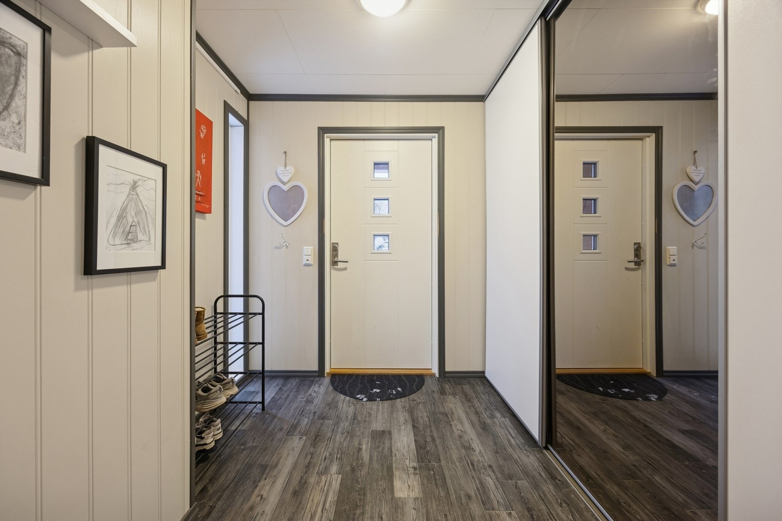 Velkommen inn i et lyst vindfang. Ytterdøren ble skiftet i 2006. Galleribilde