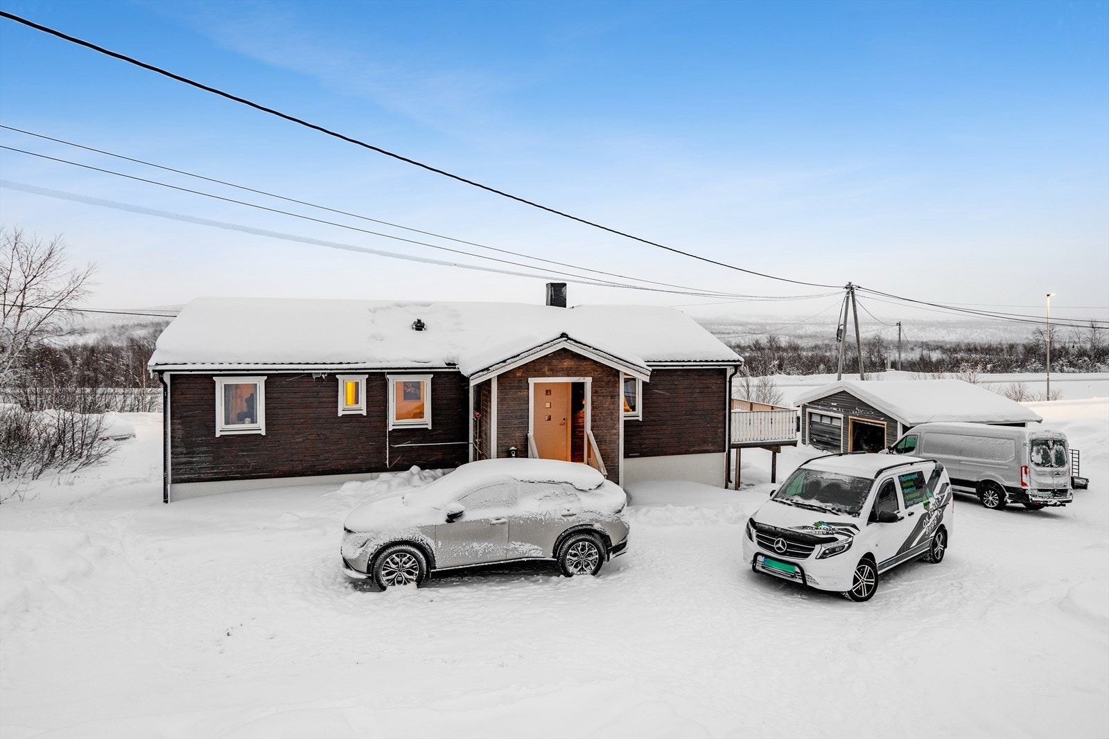 Eiendommen ligger i et rolig område med naturskjønne omgivelser og umiddelbar nærhet til bussholdeplass og snøscooterløype. Galleribilde
